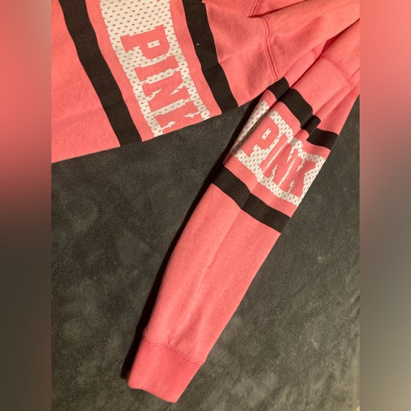 Pink Victoria’s Secret sweatshirt. Size XS. Runs bigger - Picture 8 of 8